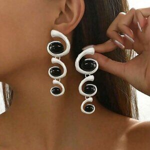 Dangle earrings for women Silver and Black Color